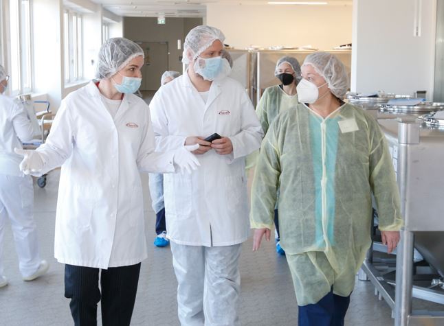 Die Bundestagsabgeordnete Ariane Fäscher (SPD) und Chris Buttkus, Leiterin der Takeda Produktionsstätte in Oranienburg, haben sich zu einem Austausch getroffen.